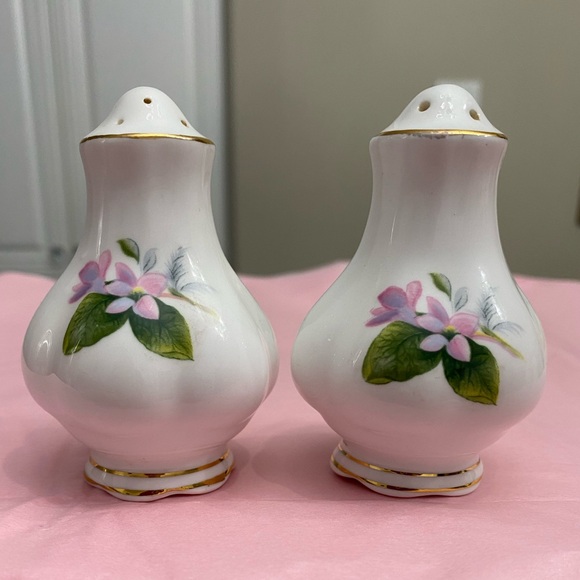 EUC VTG ROYAL ALBERT BONE CHINA SALT AND PEPPER SHAKERS IN “MAYFLOWER” PATTERN - Picture 3 of 10